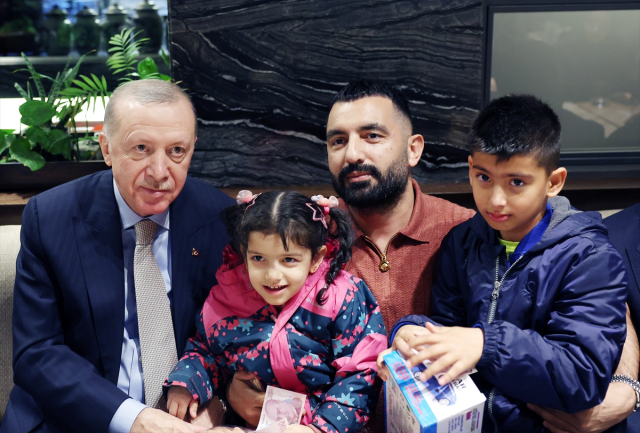 President Erdoğan chatted with citizens at a café and loved the children