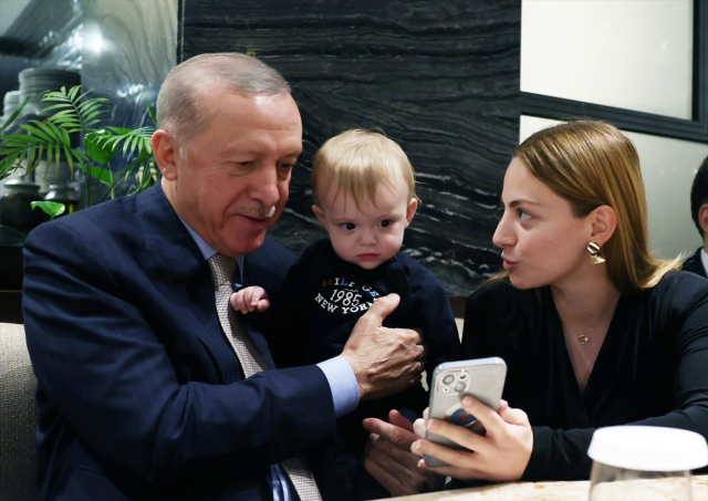 President Erdoğan chatted with citizens at a café and loved the children