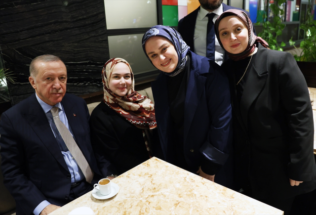 President Erdoğan chatted with citizens at a café and loved the children