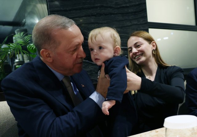 President Erdoğan chatted with citizens at a café and loved the children