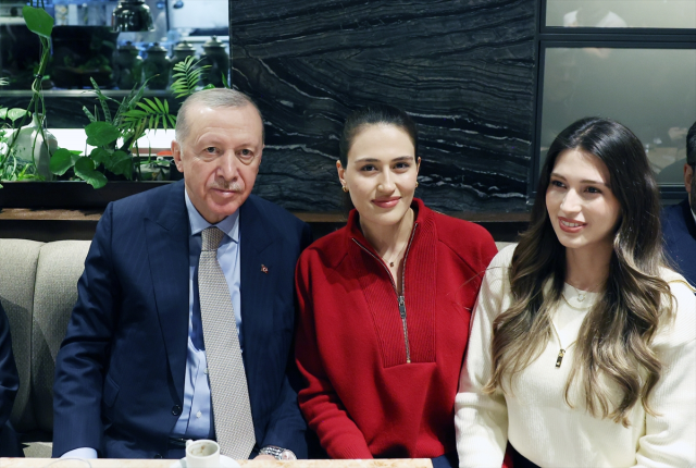 President Erdoğan chatted with citizens at a café and loved the children