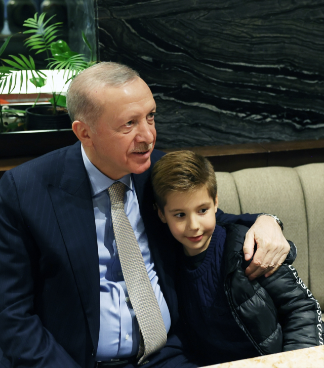 President Erdoğan chatted with citizens at a café and loved the children