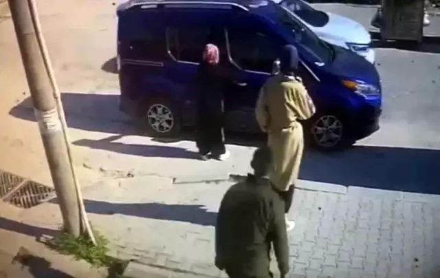 Horror in the middle of the street! Sister-in-law stopped, brother threw her into the car