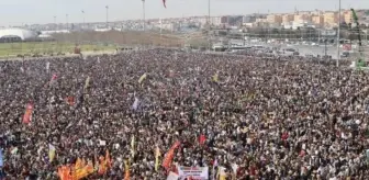 İstanbul Valiliği: Nevruz'da yasadışı slogan atıp, pankart açan 28 kişi için yasal işlem başlatıldı