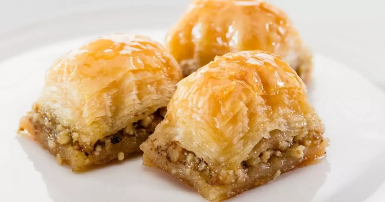 Ev yapımı çıtır çıtır baklava tarifi! Ev yapımı çıtır çıtır baklava tarifi nasıl yapılır? Baklava şerbeti nasıl dökülür sıcak mı soğuk mu?