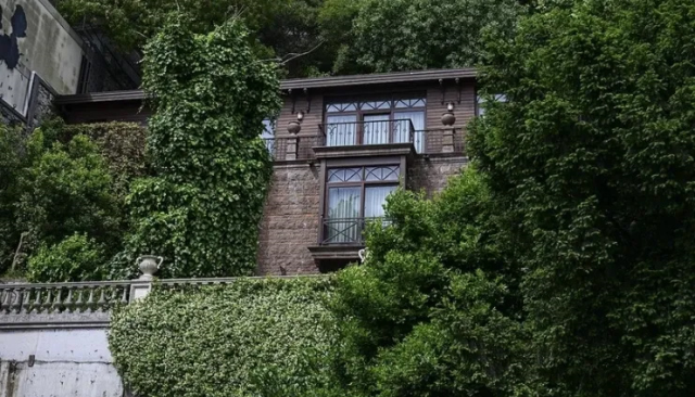 FETÖ fugitive Akın İpek's 2 mansions are up for sale