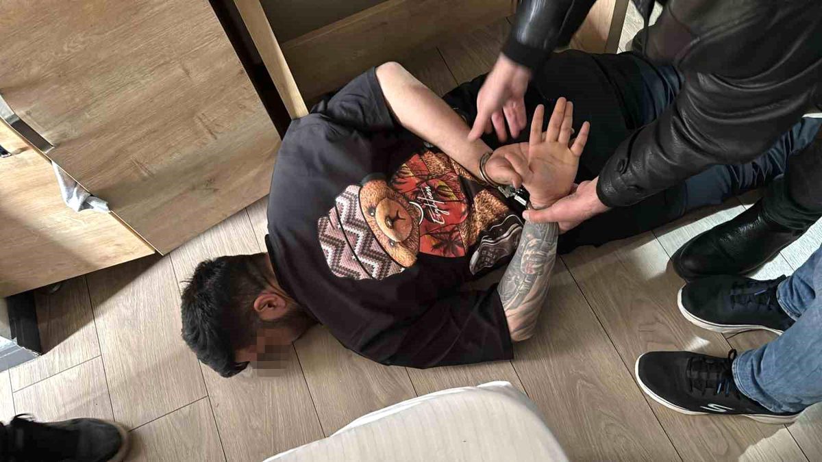 İzmir'de Taksi Sürücüsünden Gasp: Saldırgan ve Eşi Otel Odasında Yakalandı