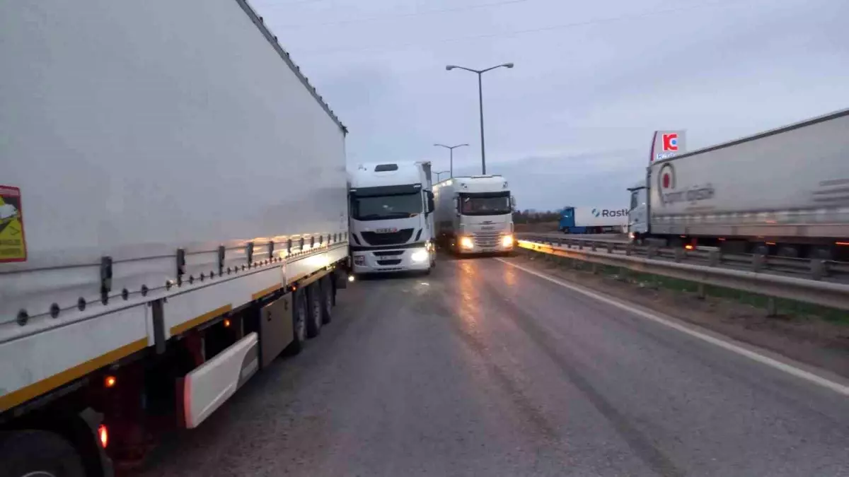Kapıkule Sınır Kapısı'nda Yanlış SMS, Tır Sırasında 10 Km Kuyruk Oluşturdu