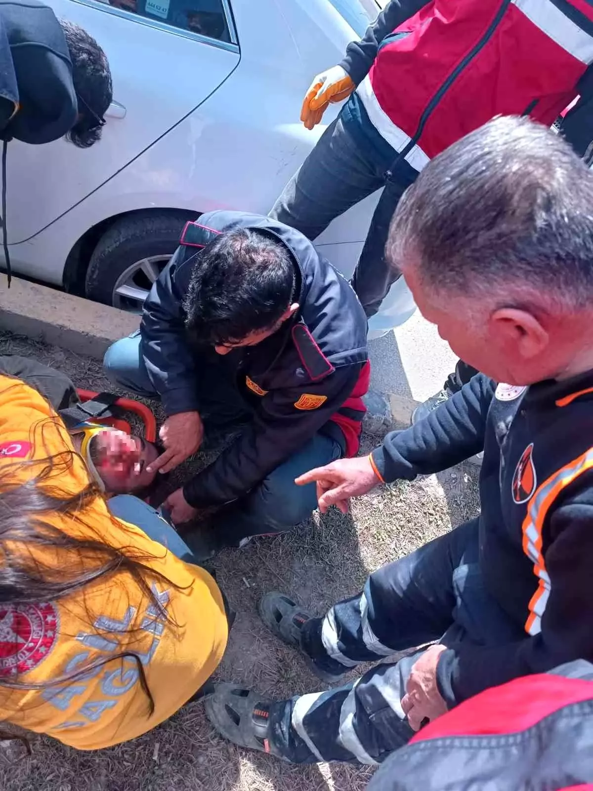 Tuşba'da Otomobil Kaldırıma Çarptı: Sürücü Yaralandı