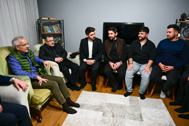 Bakan Uraloğlu üniversite öğrencilerinin sahur sofrasına konuk oldu