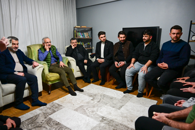 Bakan Uraloğlu üniversite öğrencilerinin sahur sofrasına konuk oldu