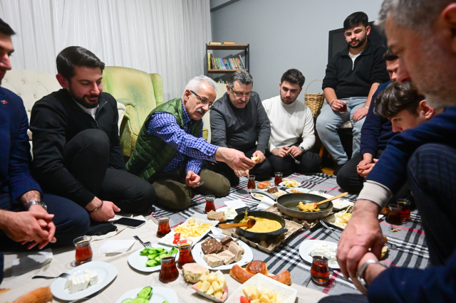 Bakan Uraloğlu üniversite öğrencilerinin sahur sofrasına konuk oldu