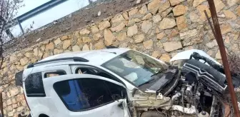 Elazığ'da Hafif Ticari Araç Şarampole Uçtu, 4 Yaralı