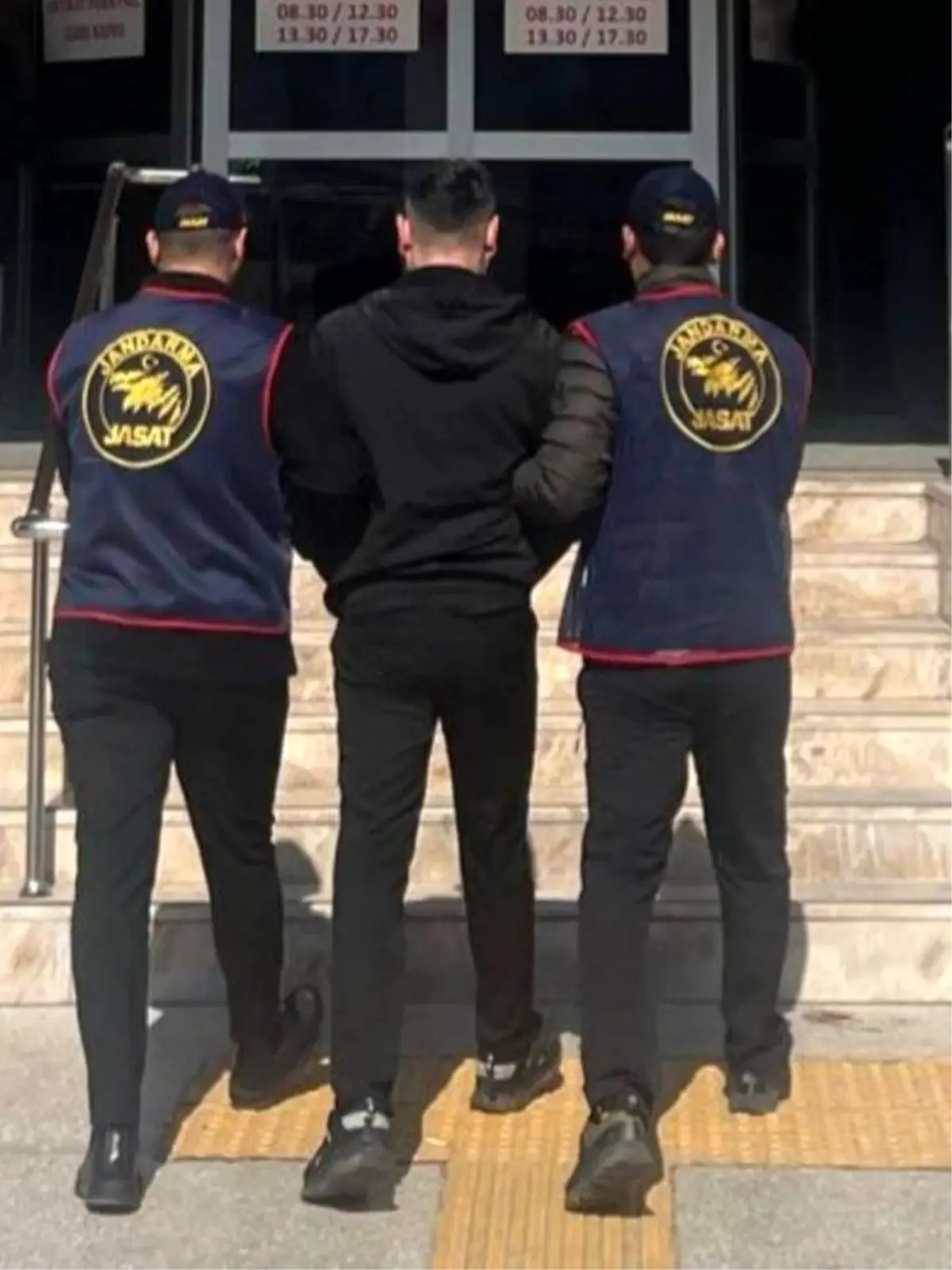 İzmir'de 60 Yıl Hapis Cezası Olan Suçlu Çiftlikte Yakalandı