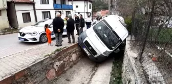 Bolu'da El Freni Unutulan Servis Minibüsü Kanala Düştü