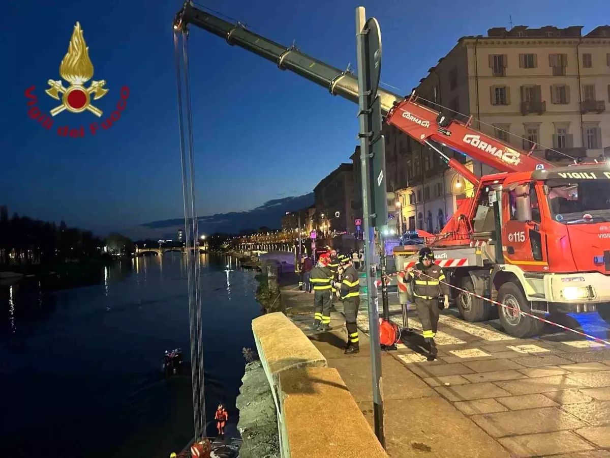 Torino'da Turist Otobüsü Po Nehri'ne Düştü, Sürücü Hayatını Kaybetti