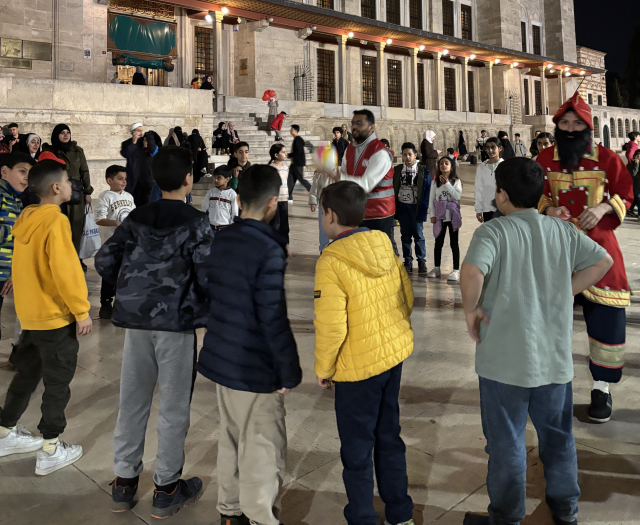 Ramazan Coşkusu Fatih Camii'nde Çocuklar İçin Yaşandı: Genç Gönüllüler Şölen Düzenledi Ramazan Coşkusu Fatih Camii'nde Çocuklar İçin Yaşandı: Genç Gönüllüler Şölen Düzenledi