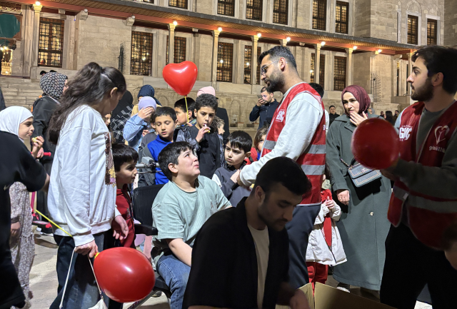 Ramazan Coşkusu Fatih Camii'nde Çocuklar İçin Yaşandı: Genç Gönüllüler Şölen Düzenledi Ramazan Coşkusu Fatih Camii'nde Çocuklar İçin Yaşandı: Genç Gönüllüler Şölen Düzenledi