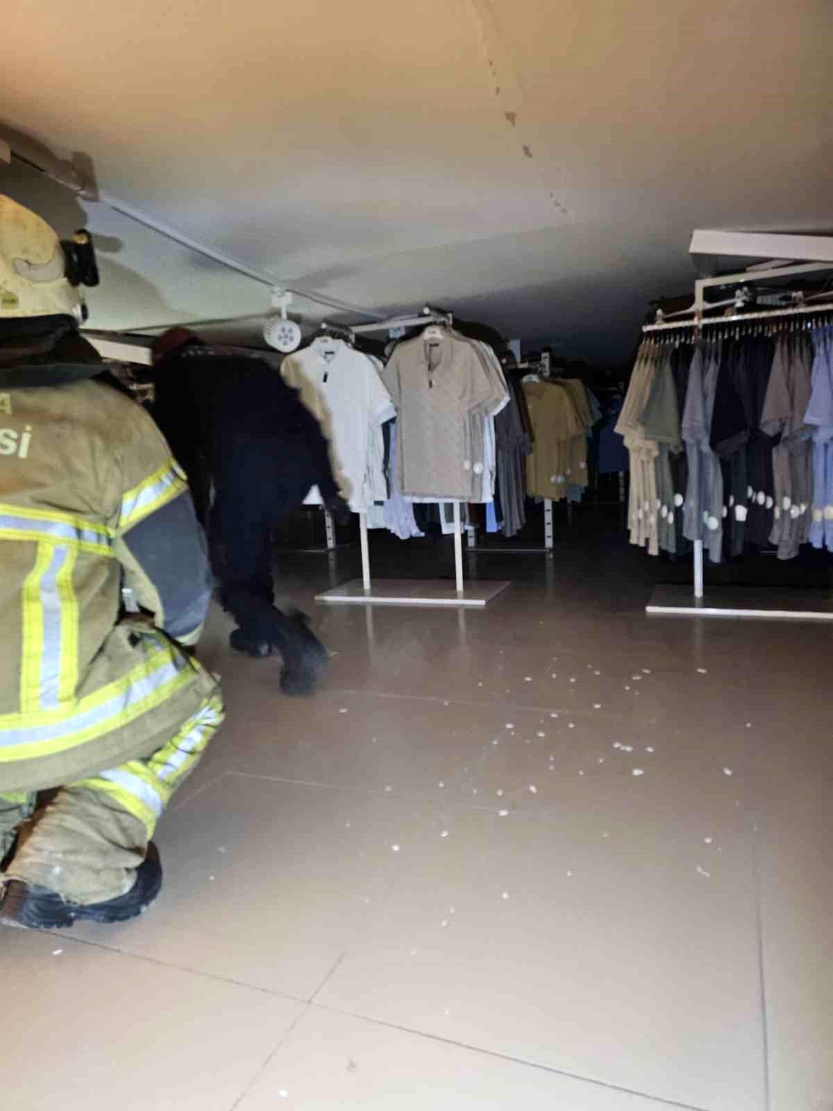 İnegöl'de Giyim Mağazasında Asma Tavan Çöktü, 1 Yaralı