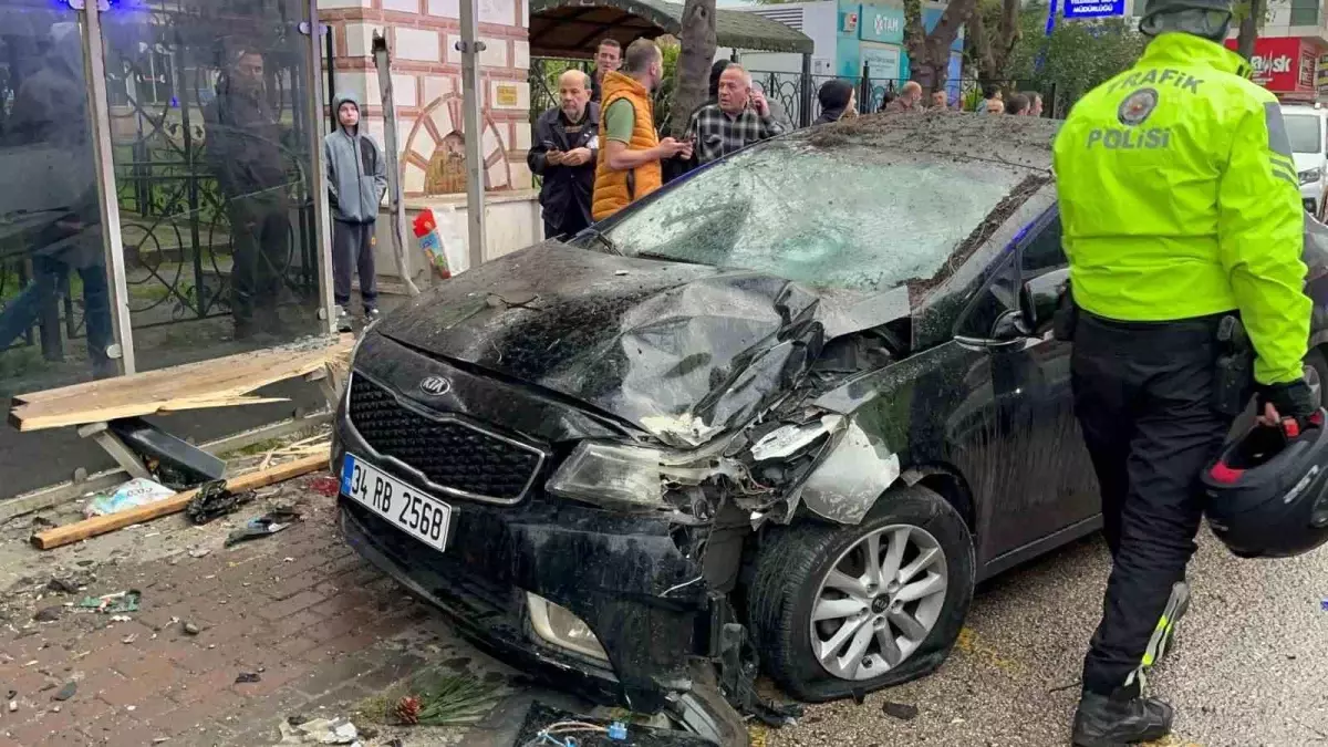 Bursa'da Kontrolden Çıkan Otomobil Otobüs Durağına Daldı: 2'si Ağır 6 Yaralı