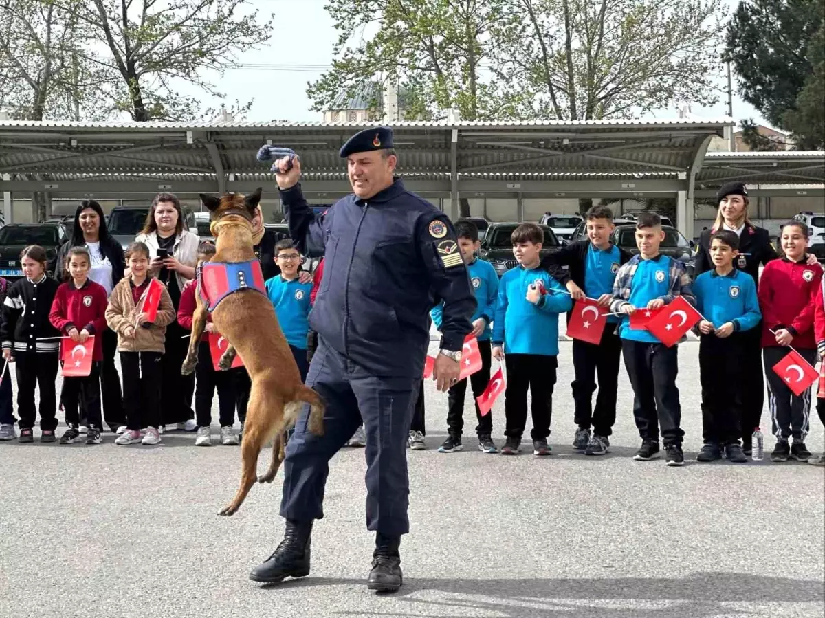 Jandarma, İlkokul Öğrencilerine Tanıtım Faaliyeti Gerçekleştirdi