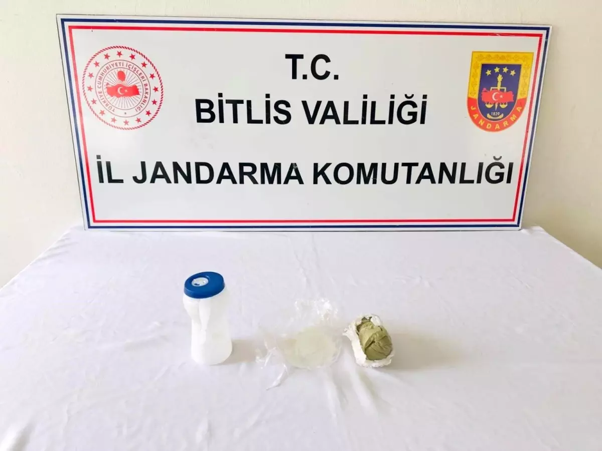 Bitlis'te Uyuşturucu Operasyonu: 105 Gram Esrar ve 3 Düzensiz Göçmen Yakalandı