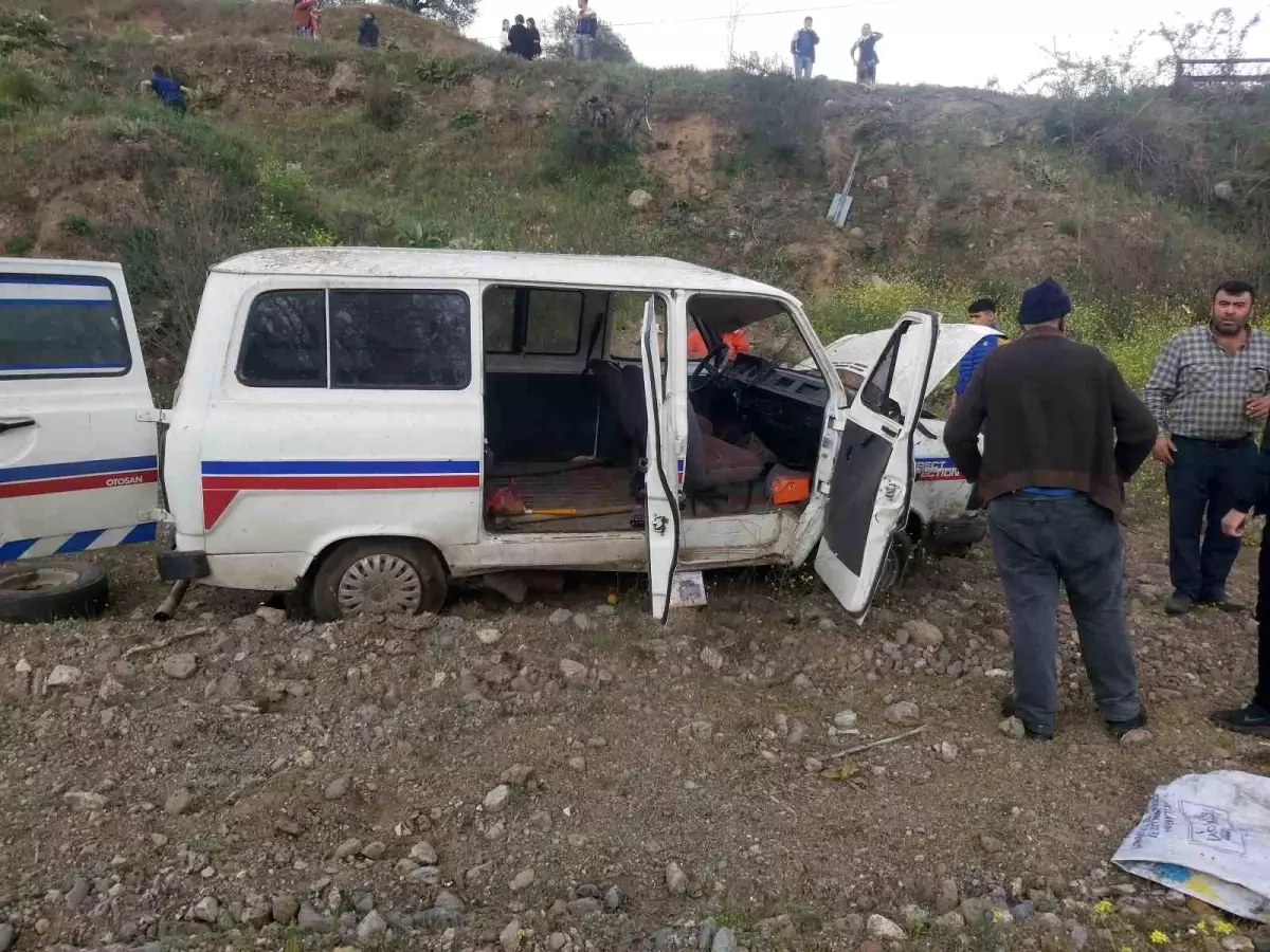 Aydın'da Kontrolden Çıkan Minibüs Şarampole Yuvarlandı, Yaralı Yok