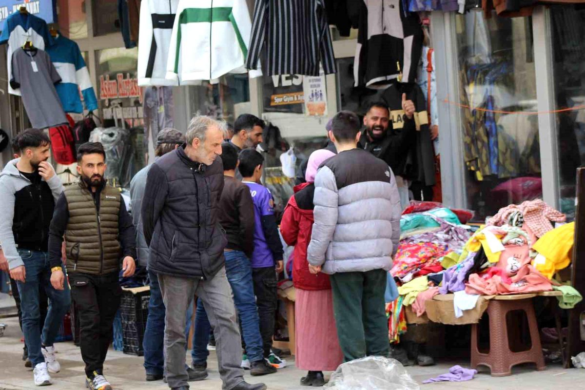 Sarıkamış'ta Bayram Yoğunluğu: Çarşı ve Pazarda Hareketlilik