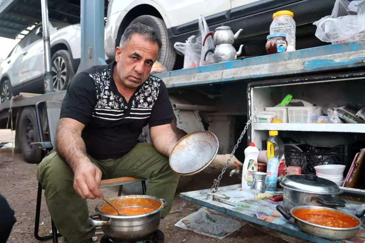 Hatay'da Tır Şoförleri Zor Şartlar Altında İftar Yapıyor