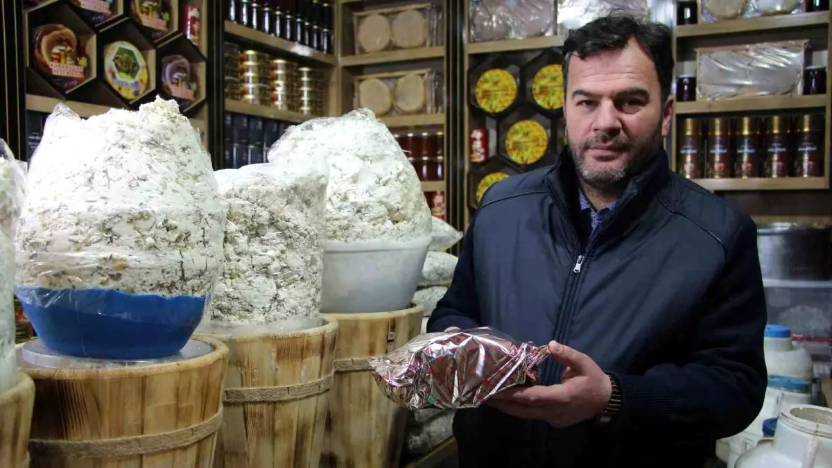 Vanlılar Bayramda Yöresel Otlu Peynir Götürüyor