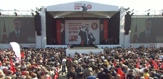 CHP lideri Özgür Özel Maltepe mitinginde kalabalığa sesleniyor CHP lideri Özgür Özel Maltepe mitinginde kalabalığa sesleniyor