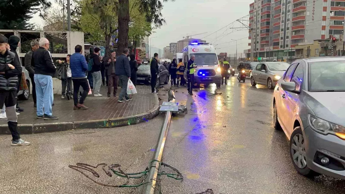 Bursa'da Otomobil Duraktaki Vatandaşlara Daldı: 1 Ölü, 5 Yaralı