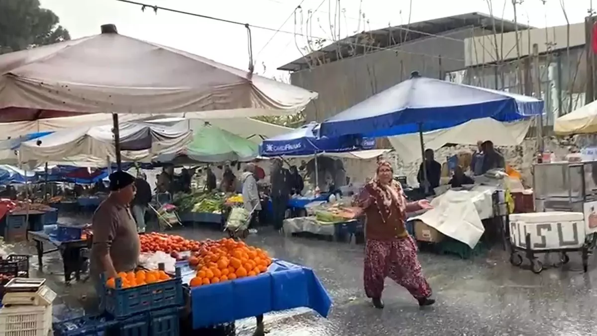 Aydın'da Sağanak Yağış Semt Pazarını Olumsuz Etkiledi, Çiftçileri Sevindirdi