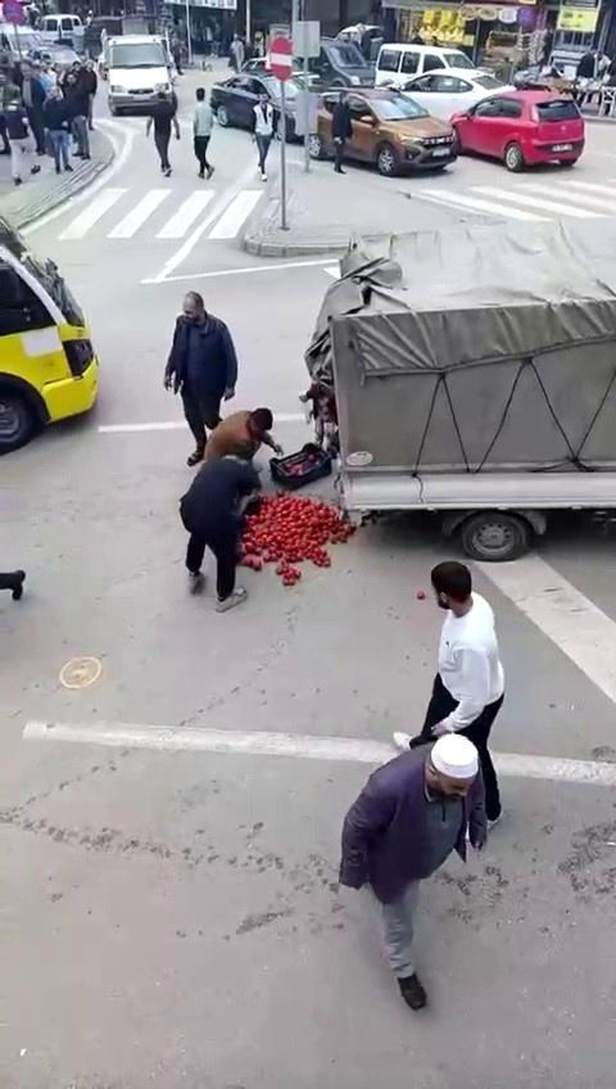 Bursa'da Yolda Düşen Domatesler Vatandaşlar Tarafından Toplandı