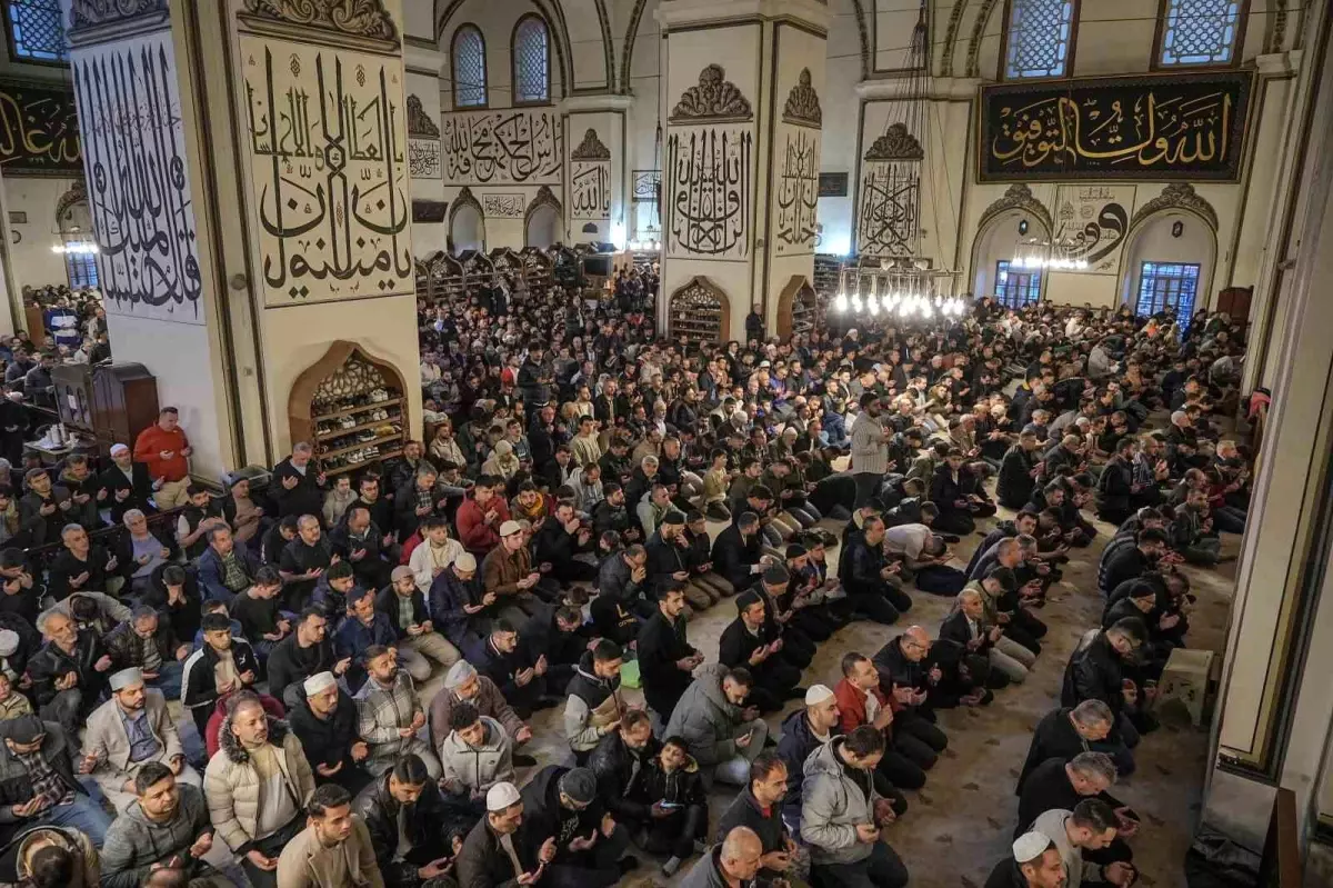 Bursa'da Binlerce Vatandaş Bayram Namazı İçin Camilere Akın Etti