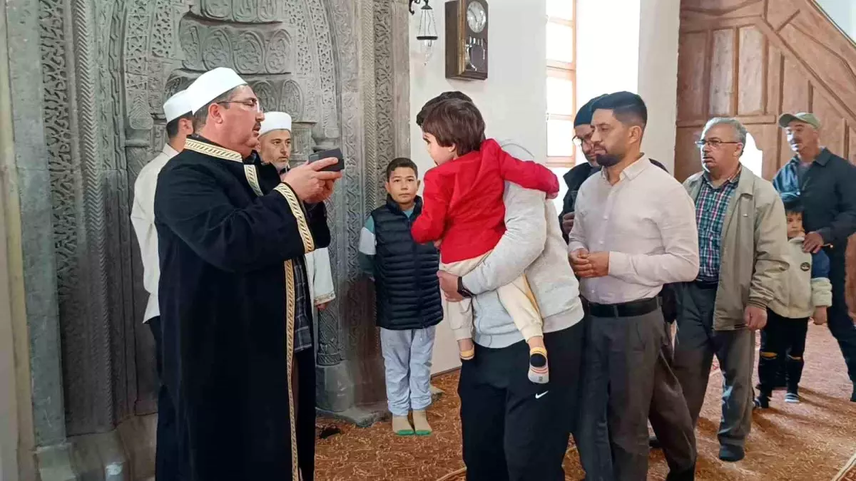Develi'de Bayram Coşkusu: Camiye Akın Edenlerle Sakal-ı Şerif Ziyareti