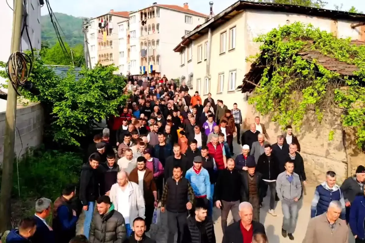 Bursa'da bayramlaşma kuyruğu 1 kilometreyi buldu