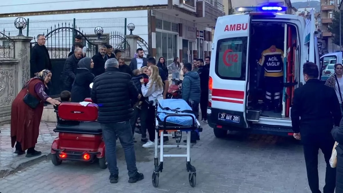 Kastamonu'da Motosiklet ve Otomobil Kafa Kafaya Çarpıştı, 4 Yaralı