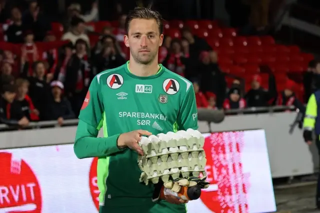 Takımın en iyi oyuncusu seçilen kaleciye koli koli yumurta verdiler