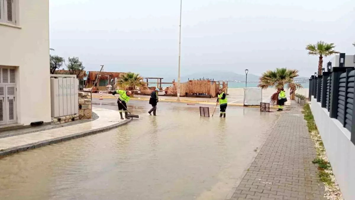Çeşme'de Sağanak Yağış Sokakları Göle Döndürdü