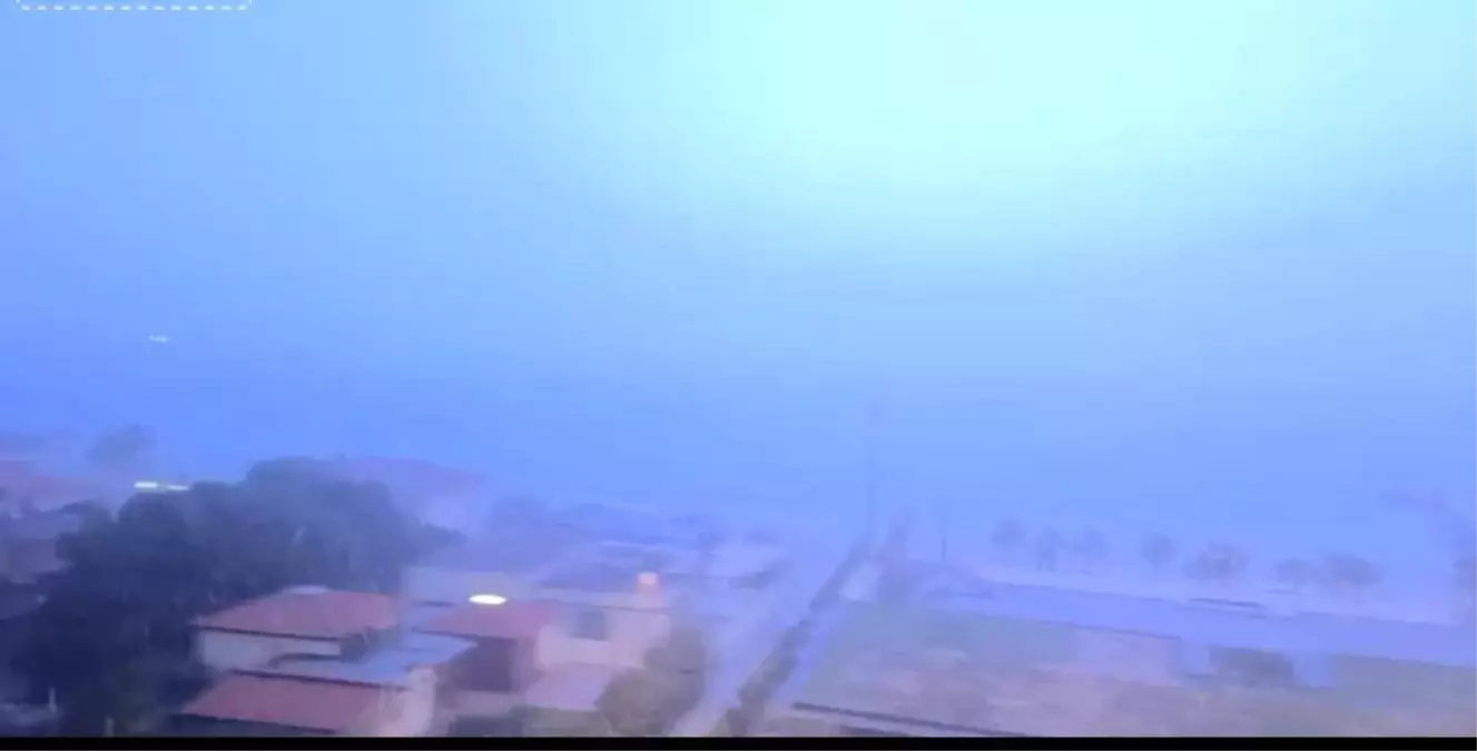 İzmir'de Sağanak Yağışlar ve Şimşek Gösterisi