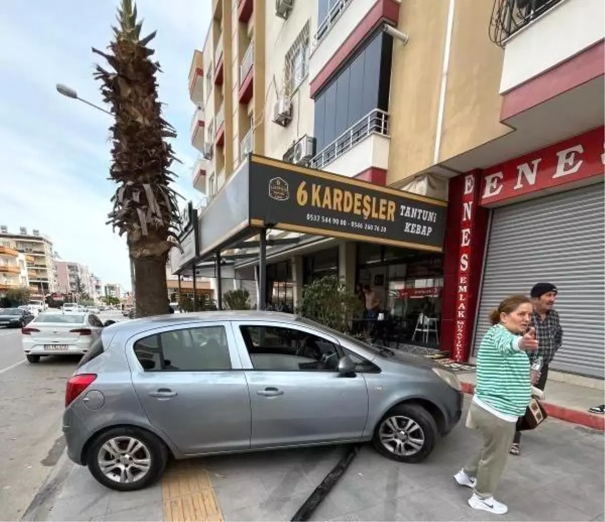 Mersin'de Kontrolden Çıkan Otomobil Kafeye Daldı