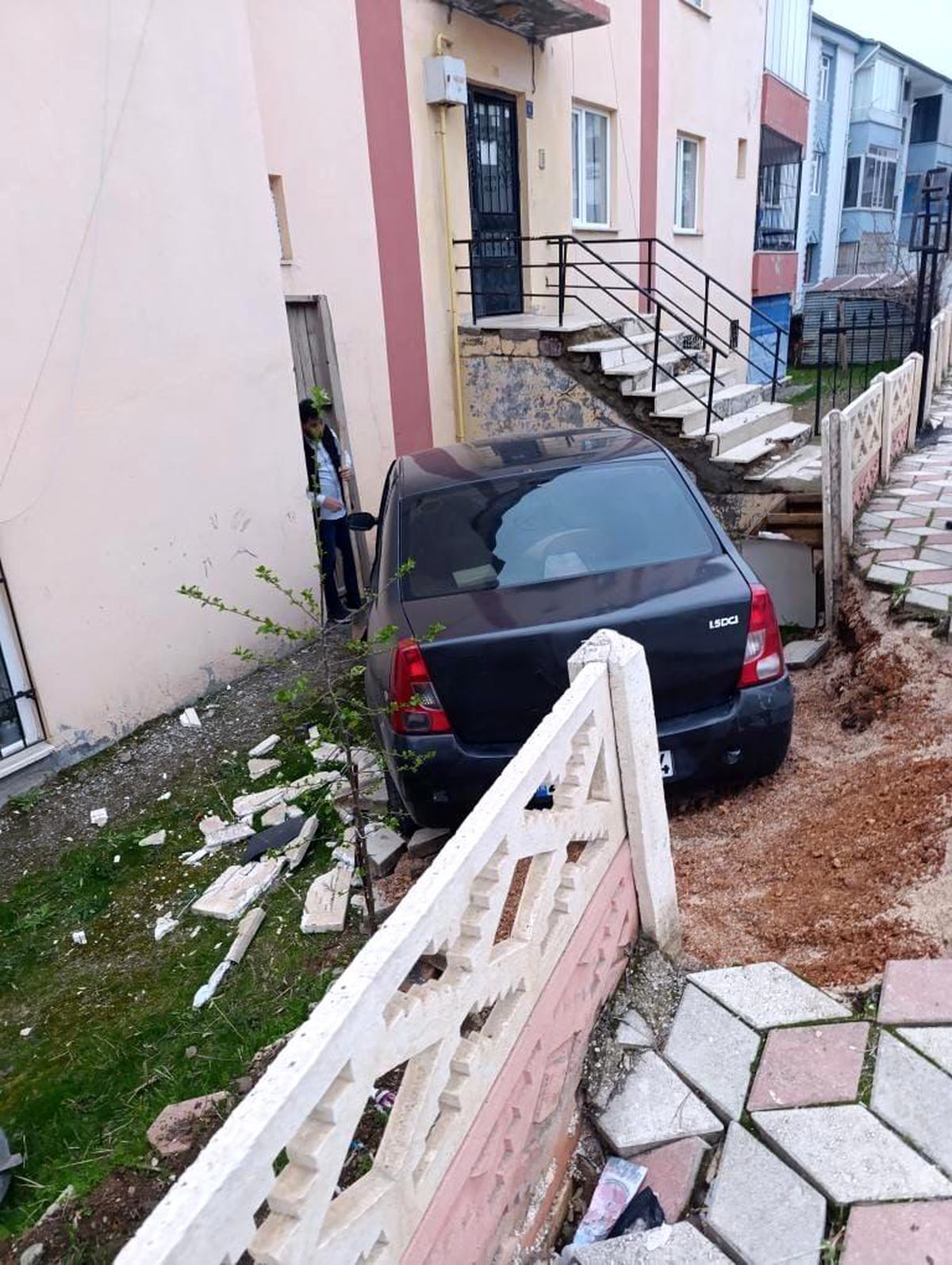 Elazığ'da Otomobil Bahçeye Uçtu