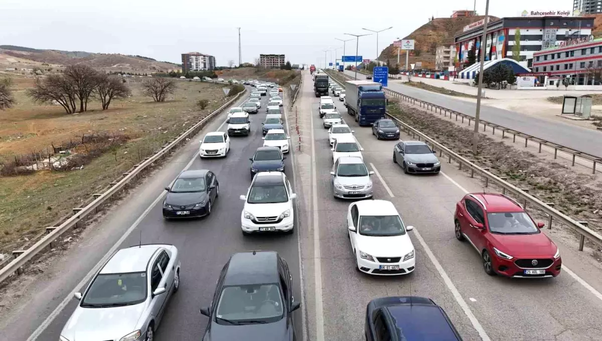 Kırıkkale'de Bayram Dönüşü Trafik Yoğunluğu