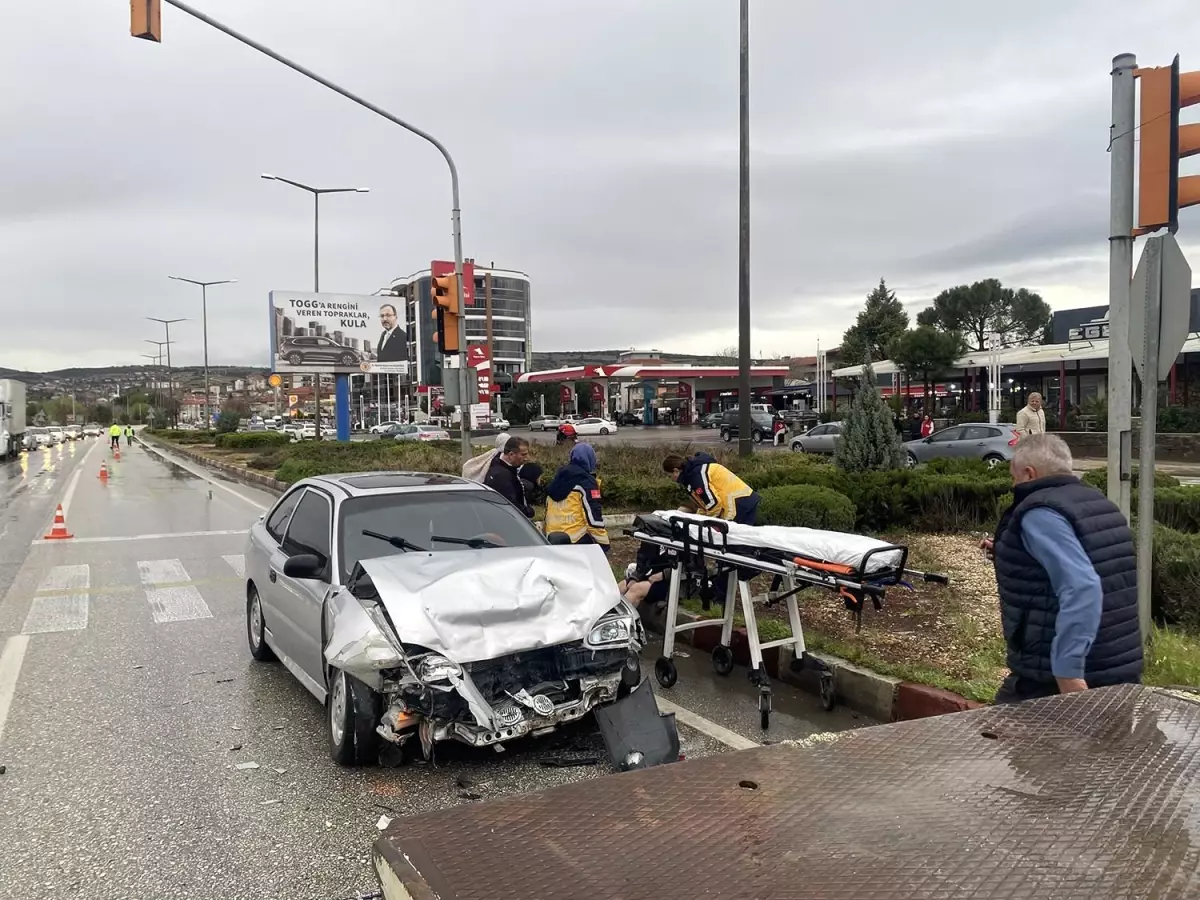 Manisa'da Trafik Kazası: 3 Yaralı