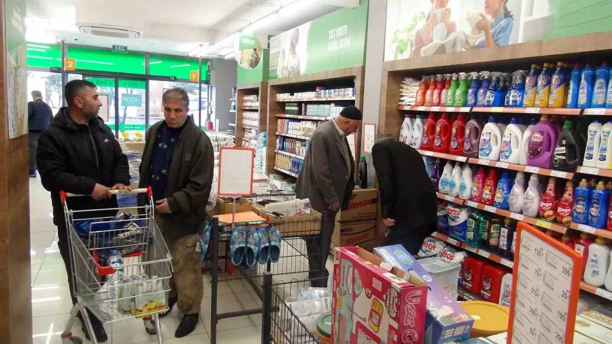 Ahlat'ta CHP'nin Boykot Çağrısına Uymayan Vatandaşlar Alışverişe Devam Etti