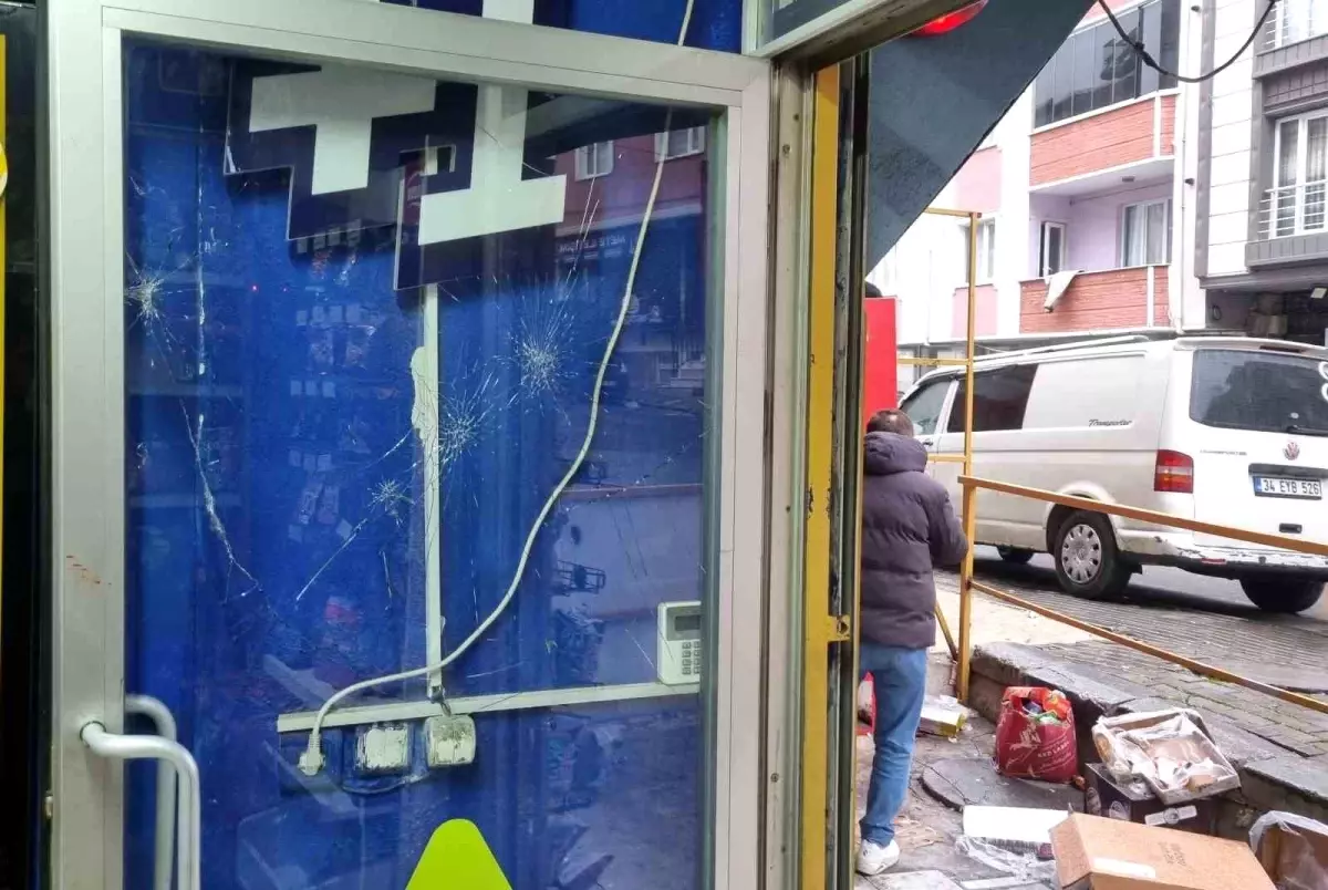 Avcılar'da Tekel Bayisine Haraç İsteyen Alkollü Şahısla Kavga