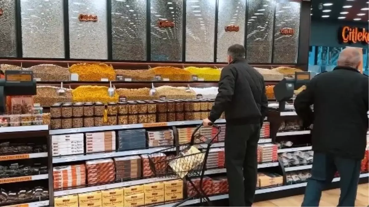 CHP'nin boykot çağrısına karşın Bakan Yerlikaya alışverişe çıktı