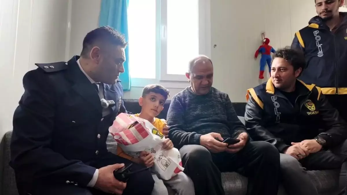 Polis Ekipleri, Depremzede Çınar Efe'yi Ziyaret Ederek Mutluluk Verdi