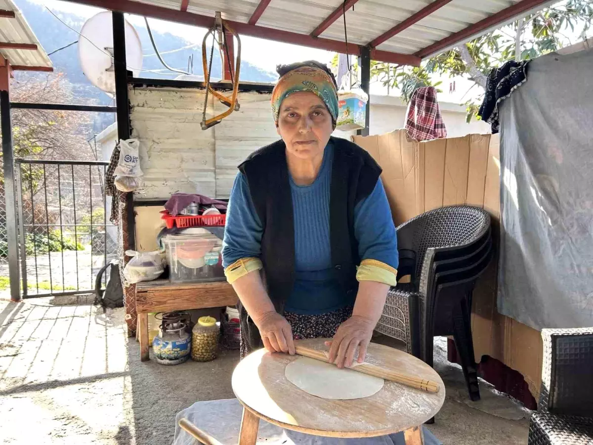 Depremzede Kadın, Gözleme ile Geçimini Sağlıyor